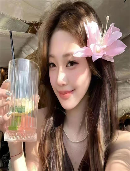 《宅男总动员》象征符号深刻反思的：隐喻意义与文化内涵